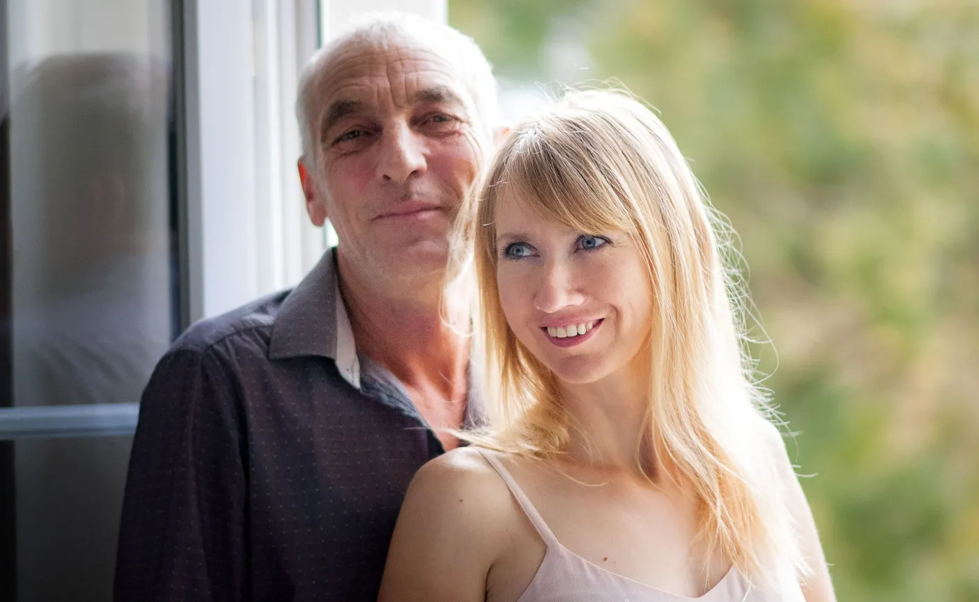 Para - młoda kobieta, starszy mężczyzna