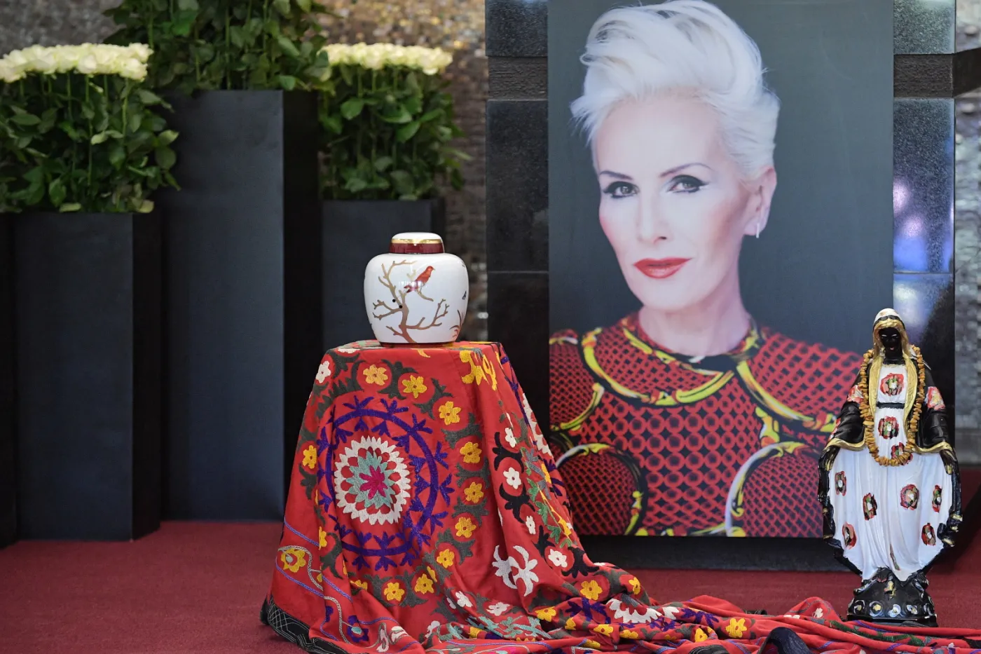 Pogrzeb wokalistki, artystyki. Korę (Olgę Sipowicz) żegnają na warszawskich Powązkach tłumy