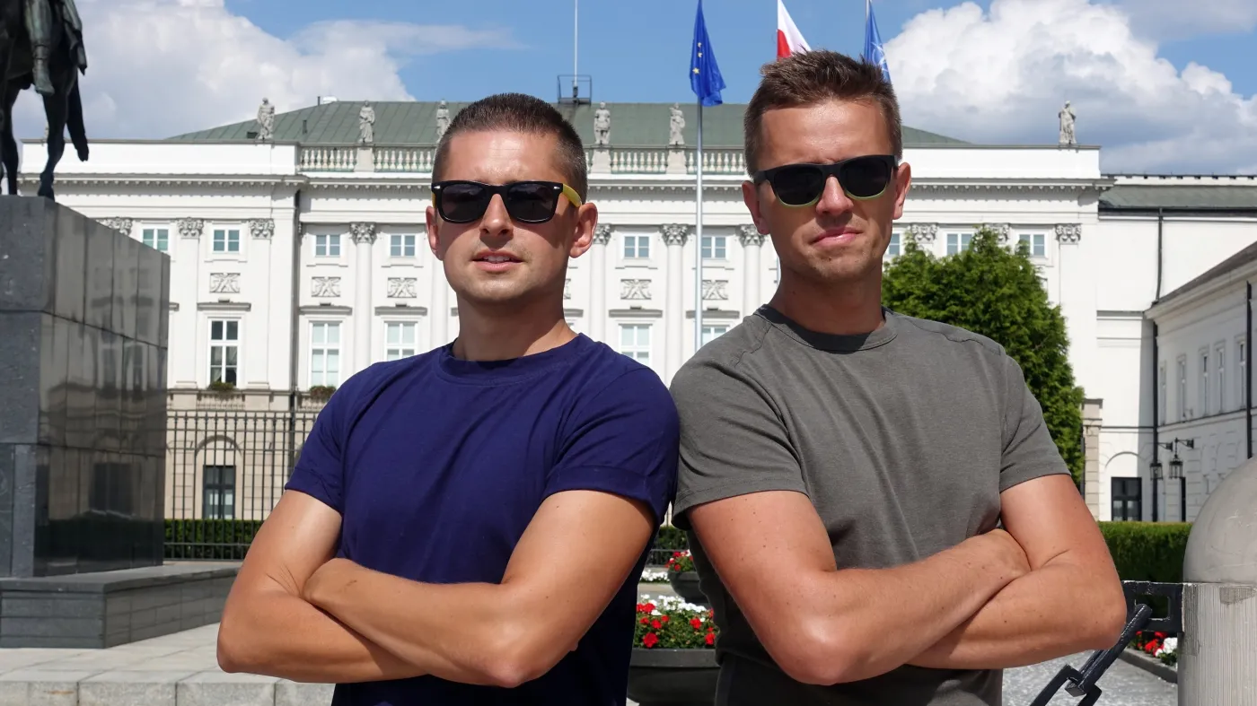 Jakub i Dawid śpiewają "Dobra zmiano, dziękujemy"