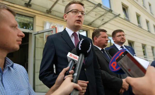 Spór o rozwiązanie marszu ONR. Gronkiewicz-Waltz: Nigdy nie będzie zgody na faszyzm. Winnicki: Sytuacja jak z filmu Barei