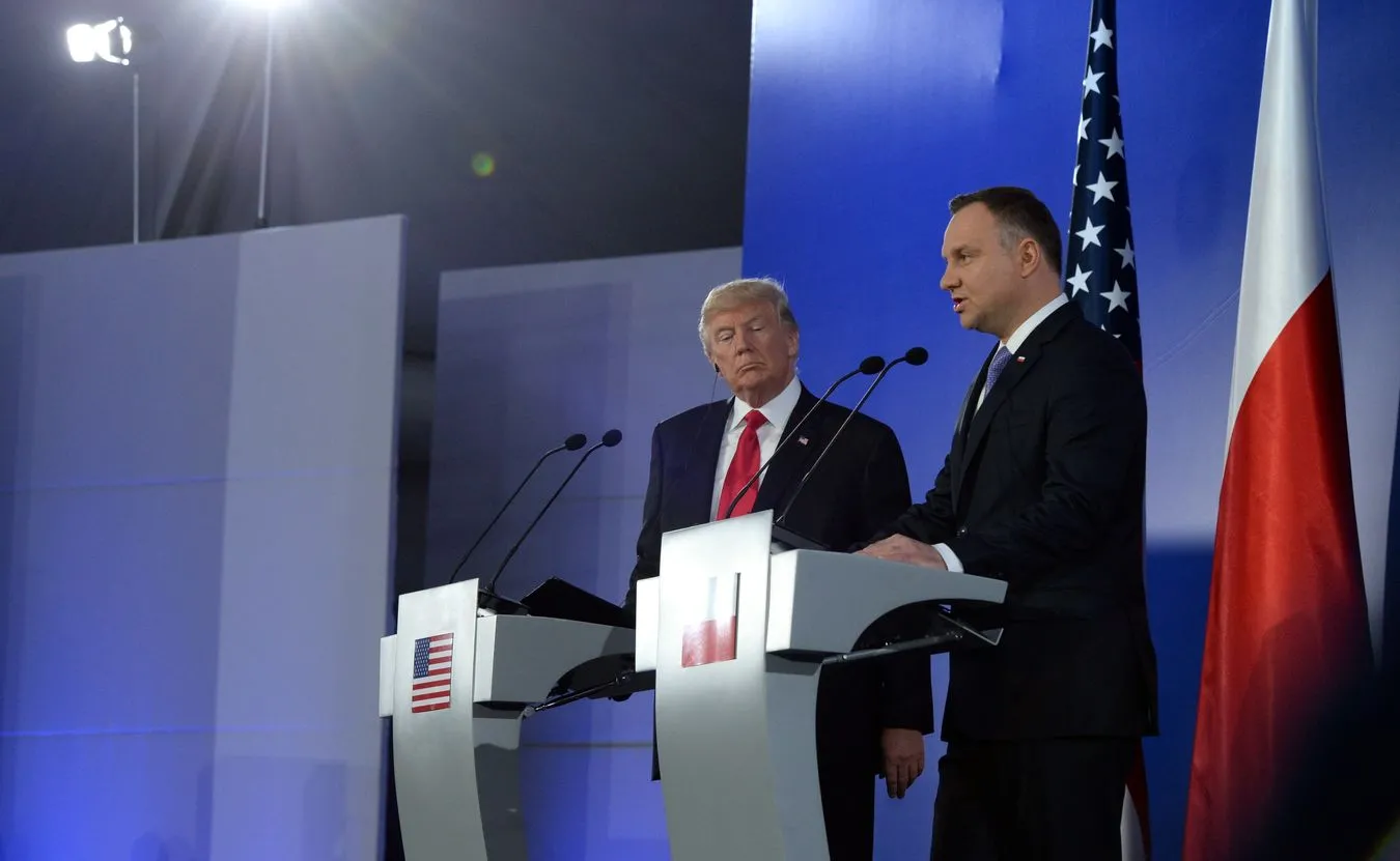 Operacja wstawania Polski z kolan w wykonaniu PiS. Sikorski opisał to jeszcze w 2014 roku