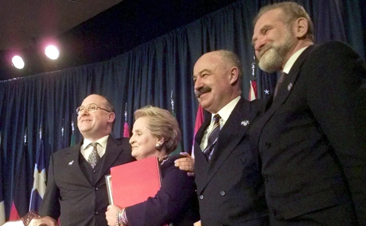 Jan Kavan, Madeleine Albright, Janos Martonyi i szef polskiej dyplomacji Bronisław Geremek