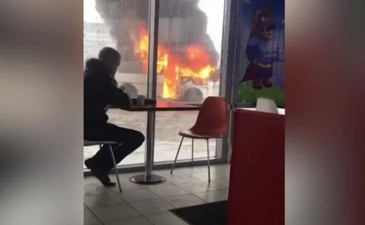 Klient baru z hamburgerami 