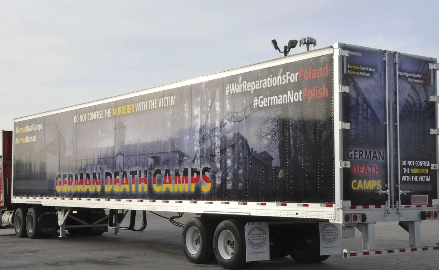 "Niemieckie obozy śmierci" teraz na drogach USA. Oto specjalnie pomalowana ciężarówka