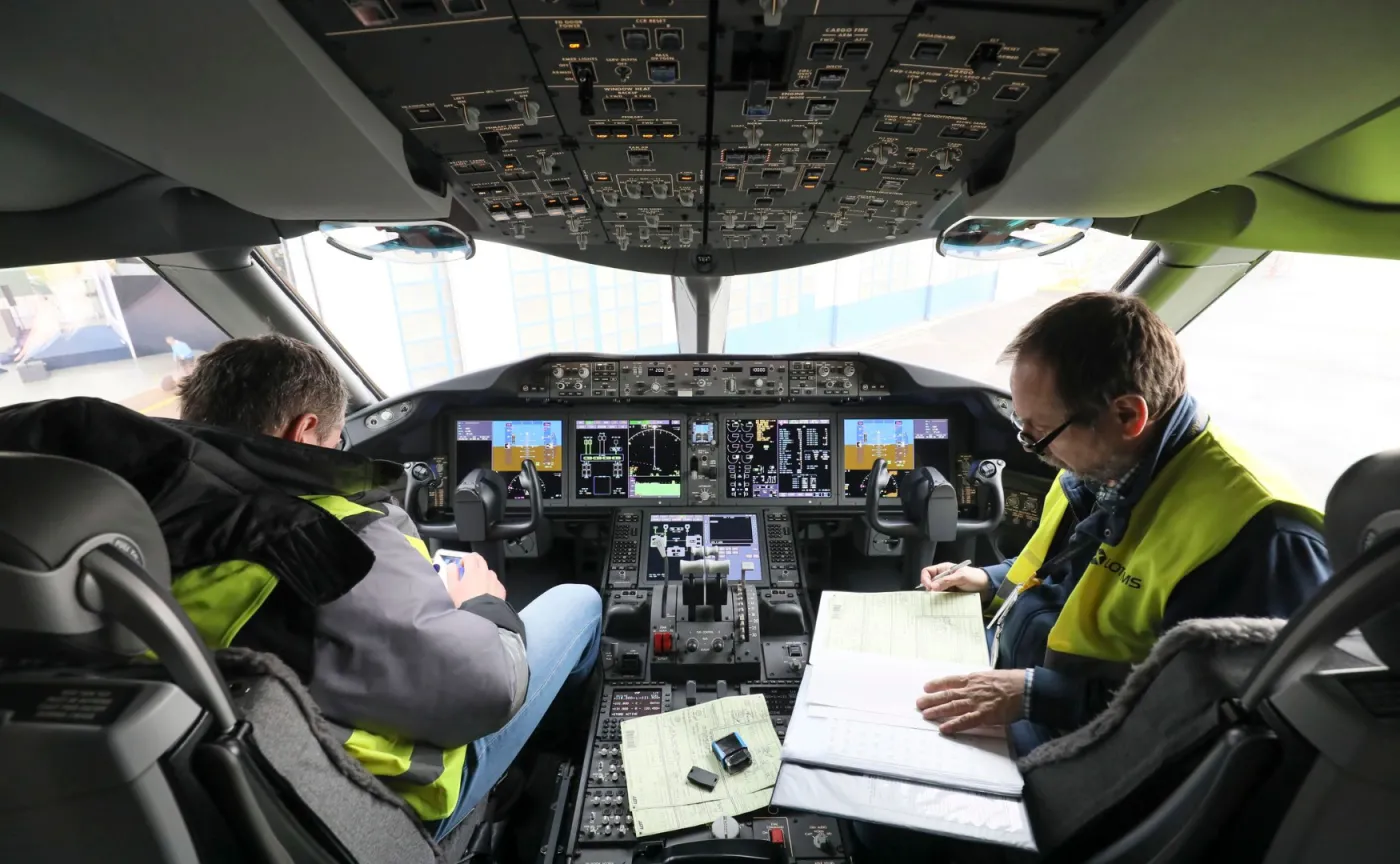 10860979-kabina-pilotow-dreamlinera.jpg