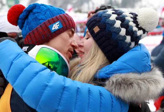 Tak całuje Kamil Stoch. Król sezonu oprócz nagród i tytułów zgarnął też całusy od pięknej żony