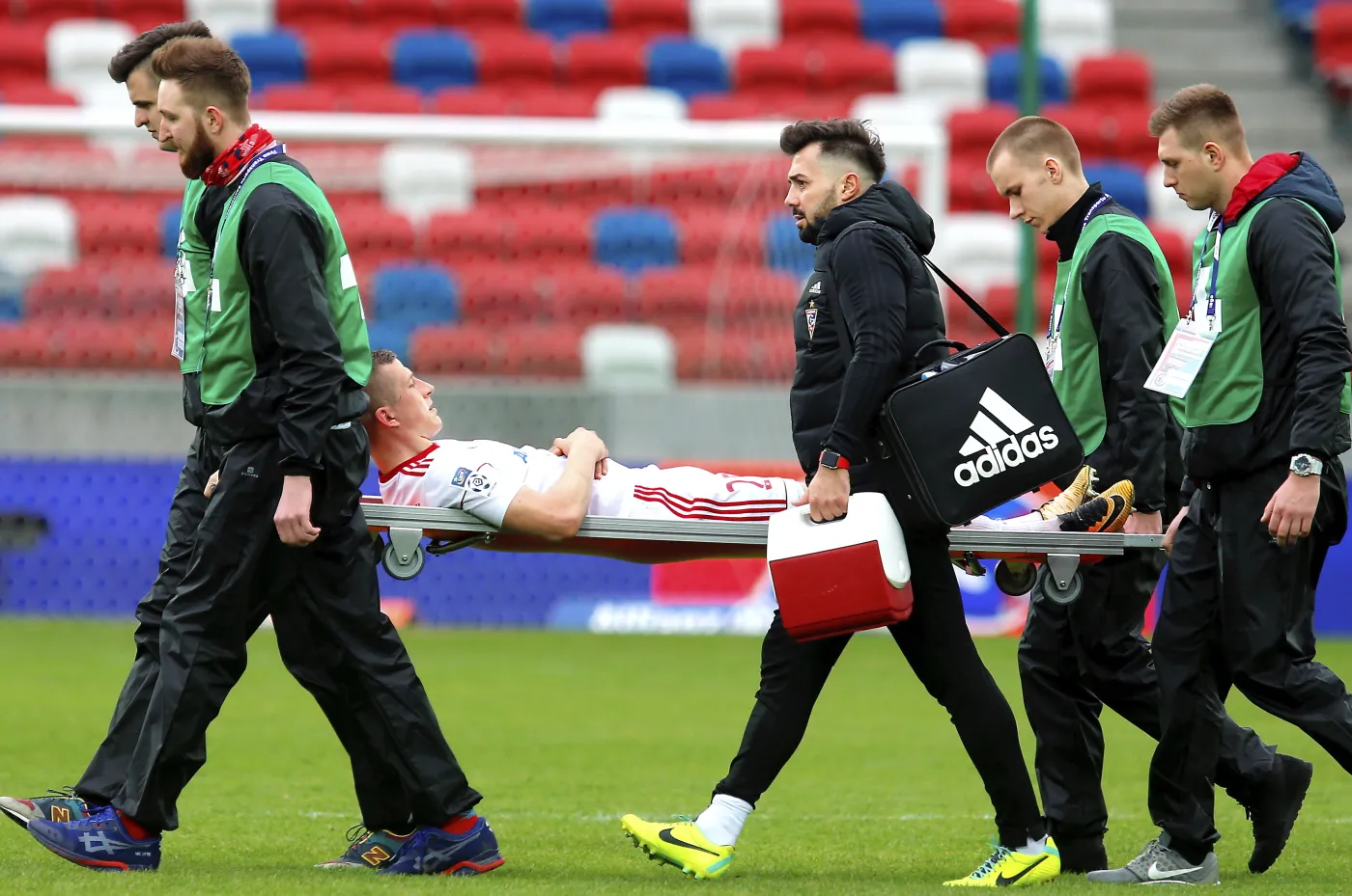 Kontuzjowany piłkarz Górnika Zabrze Łukasz Wolsztyński opuszcza boisko na noszach