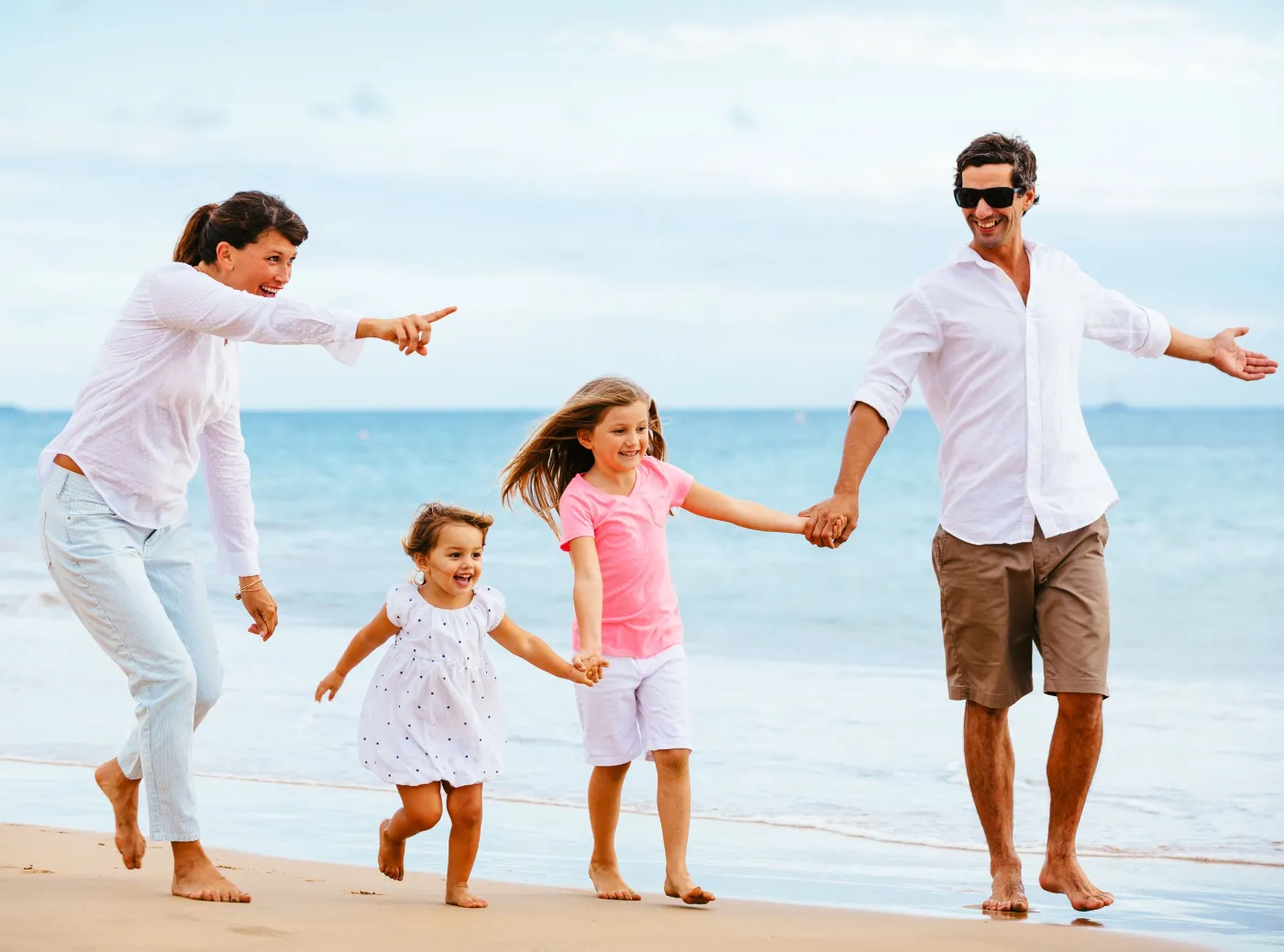 Rodzina spaceruje nad morzem