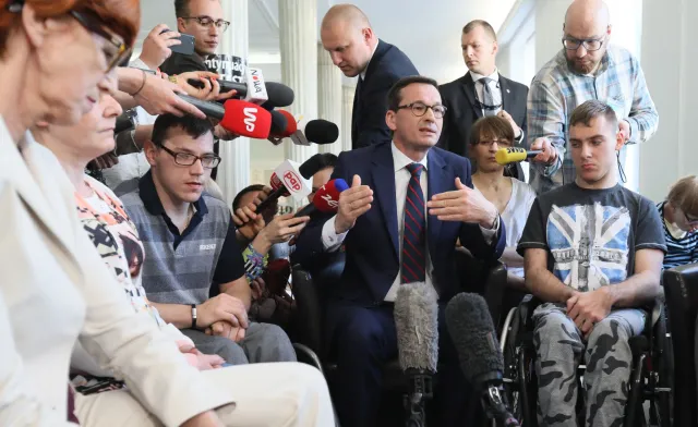 Premier: Zaproponujemy daninę solidarnościową. By najlepiej zarabiający, składali się na najbardziej potrzebujących