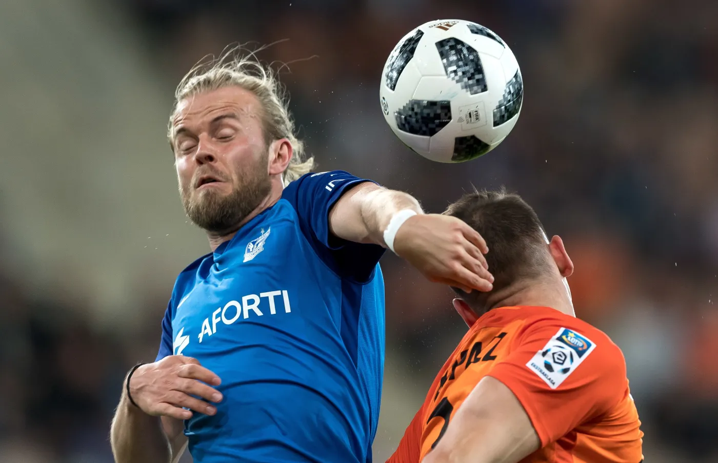 Piłkarz KGHM Zagłębia Lubin Bartosz Kopacz (P) i Christian Gytkjaer (L) z Lecha Poznań