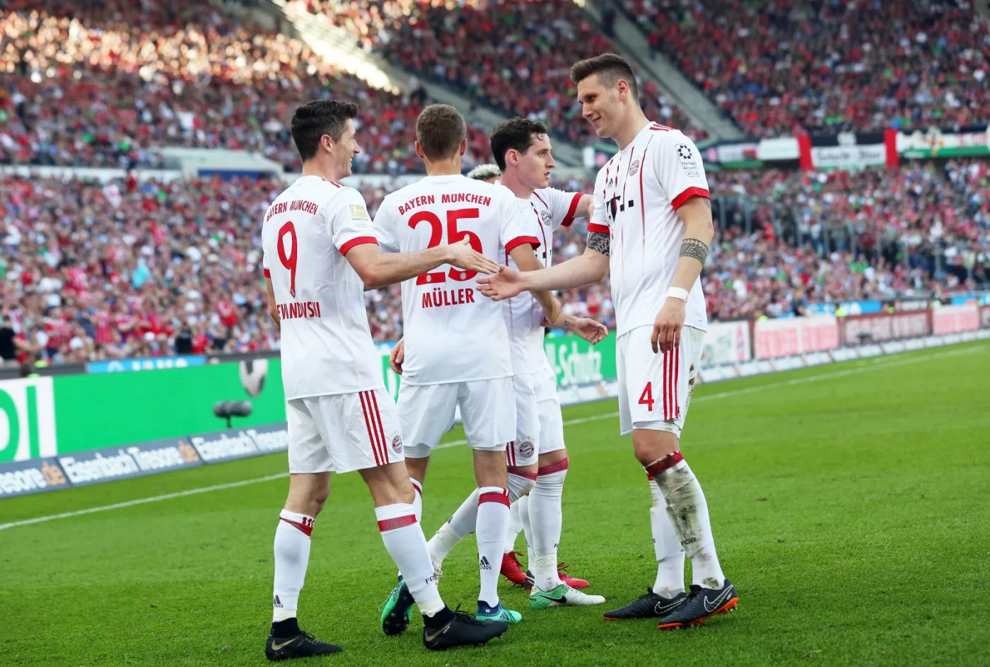 Robert Lewandowski (z lewej)