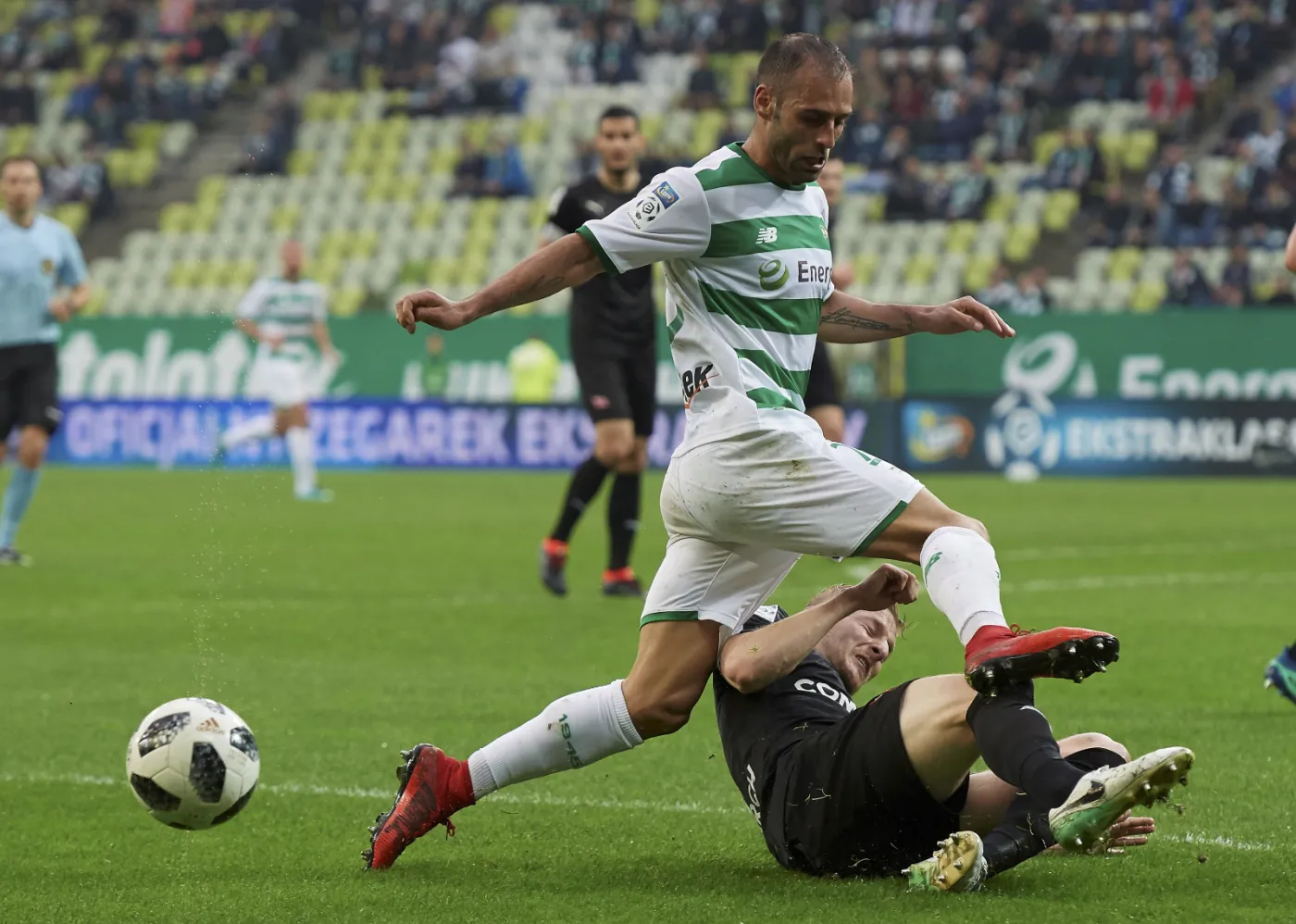 Piłkarz Lechii Gdańsk Flavio Paixao (L) i Michal Siplak (P) z Cracovii Kraków