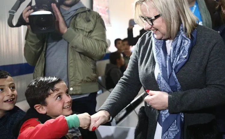 Beata Kempa przybija "żółwika" z syryjskim chłopcem