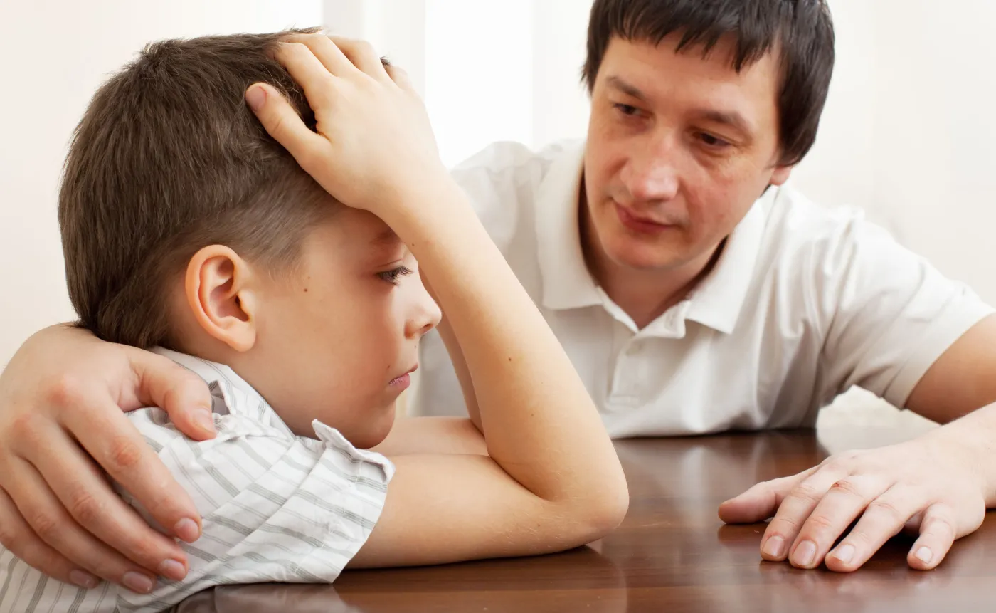 Mężczyzna pociesza chłopca