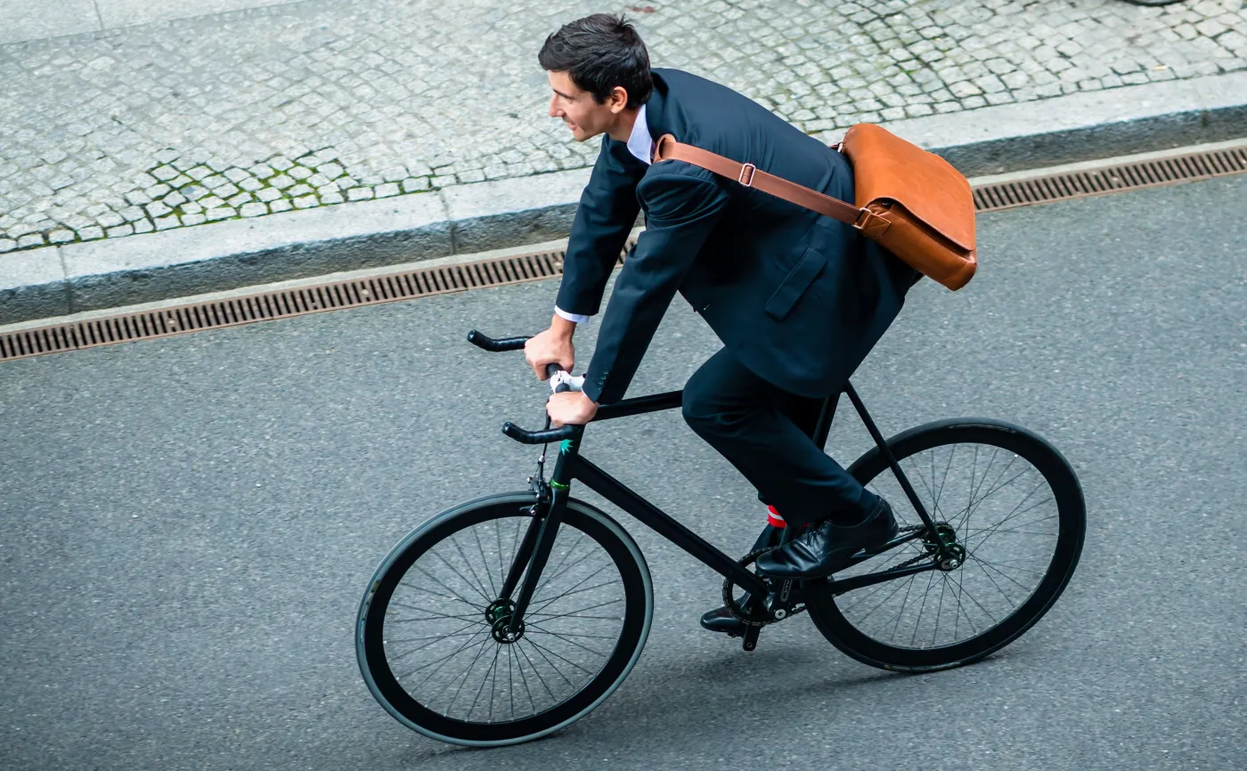 Mężczyzna jedzie na rowerze