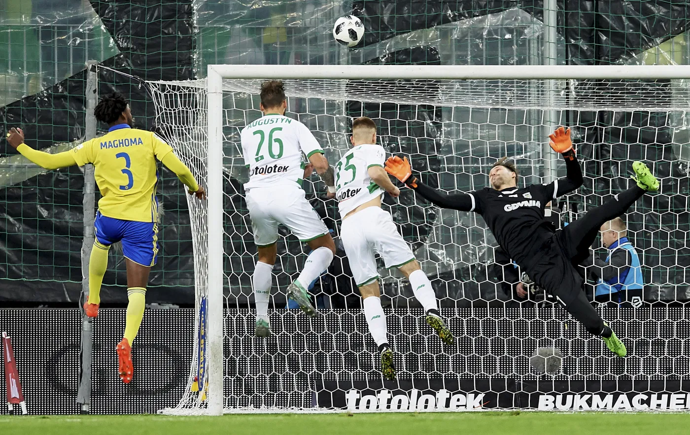 Piłkarz Lechii Gdańsk Błażej Augustyn (2P) strzela bramkę podczas meczu Ekstraklasy z Arką Gdynia