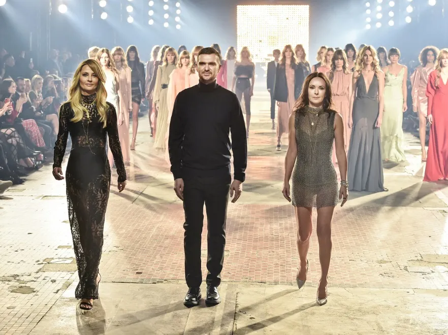 Nie do wiary, że można tak wyglądać po 50! Aneta Kręglicka cała w przezroczystościach zdeklasowała modelki na wybiegu. FOTO