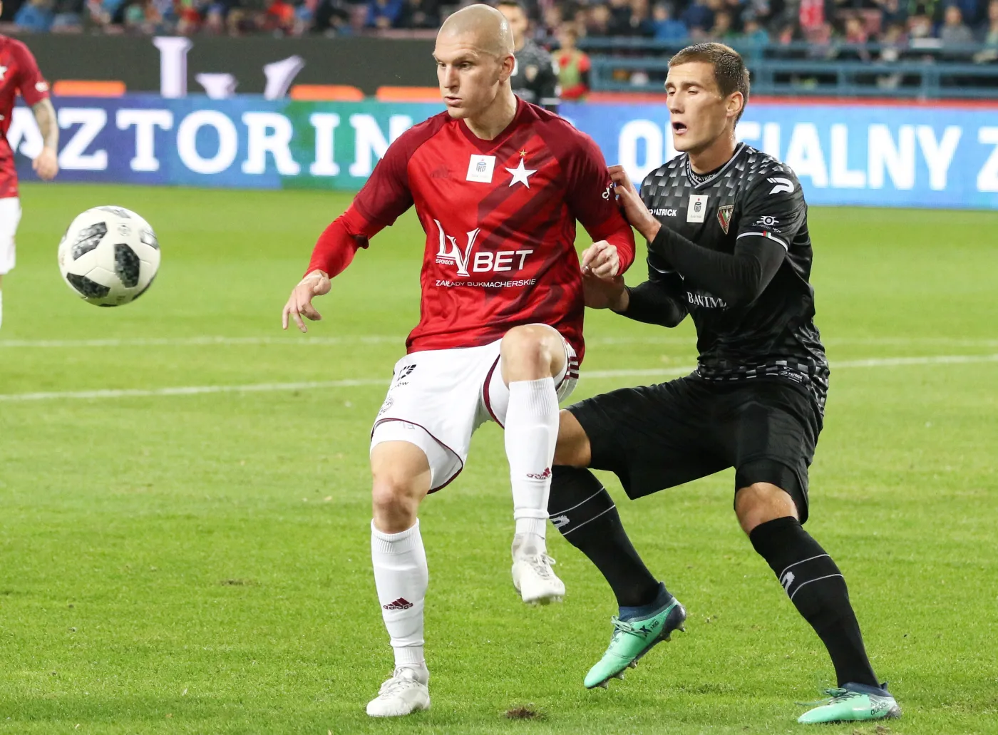 Zawodnik Wisły Kraków Zdenek Ondrasek (L) i Arkadiusz Jędrych (P) z Zagłębia Sosnowiec