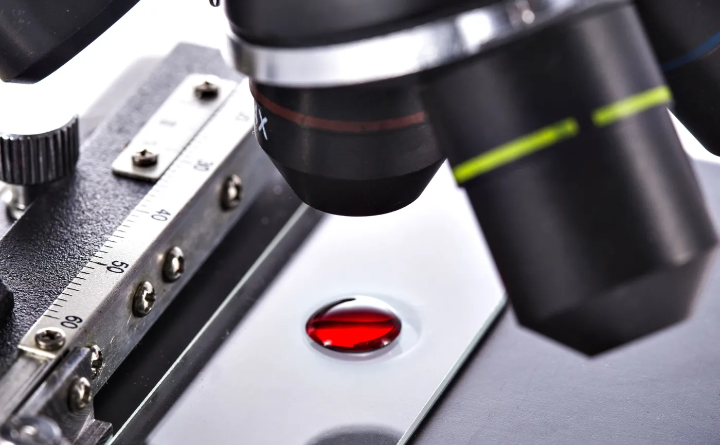 Kropla krwi pod mikroskopem