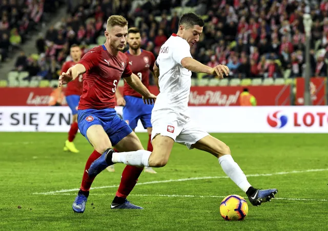 Niewiarygodne pudło Lewandowskiego. Reprezentacja Polski pod wodzą Brzęczka przegrała trzeci mecz z rzędu