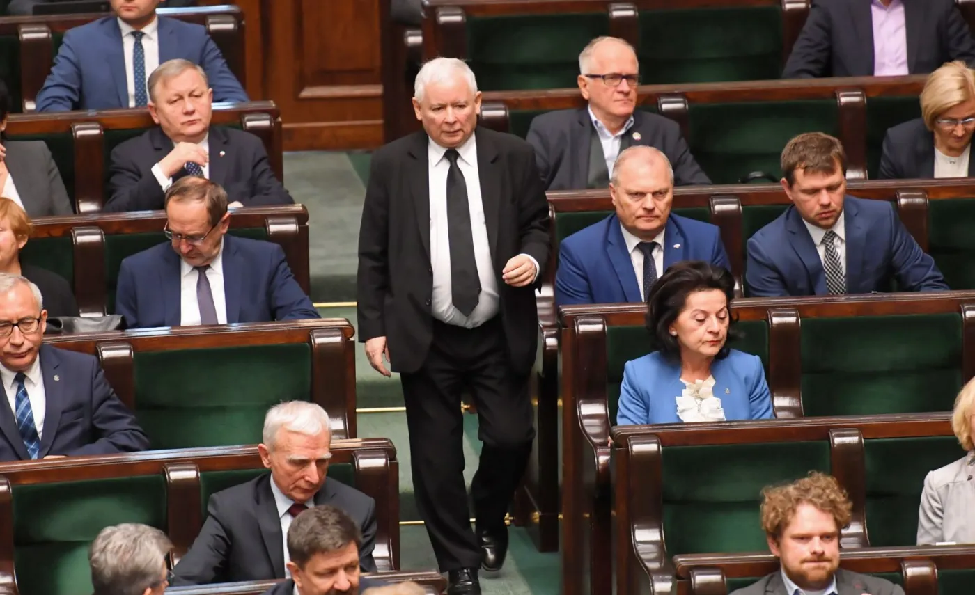 Prezes Jarosław Kaczyński (C) i politycy PiS na sali obrad 