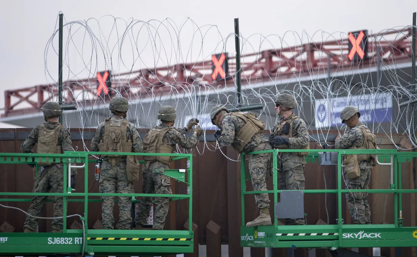 Amerykańscy żołnierze zbroją mur na granicy z Meksykiem