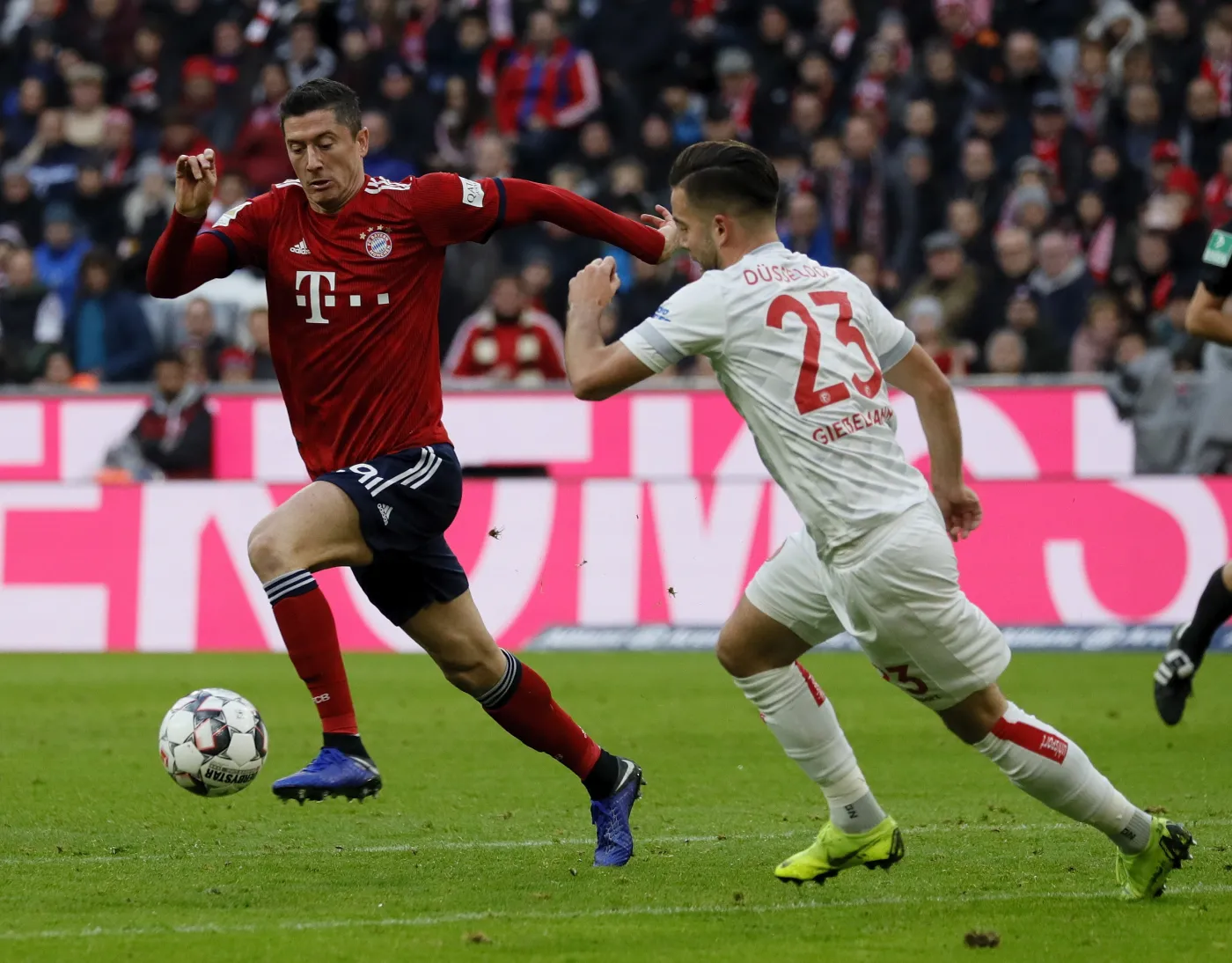 Robert Lewandowski (z lewej)