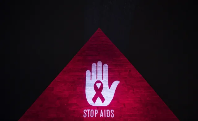 Cztery przypadki zachorowania na HIV i AIDS dziennie. Dane z Polski