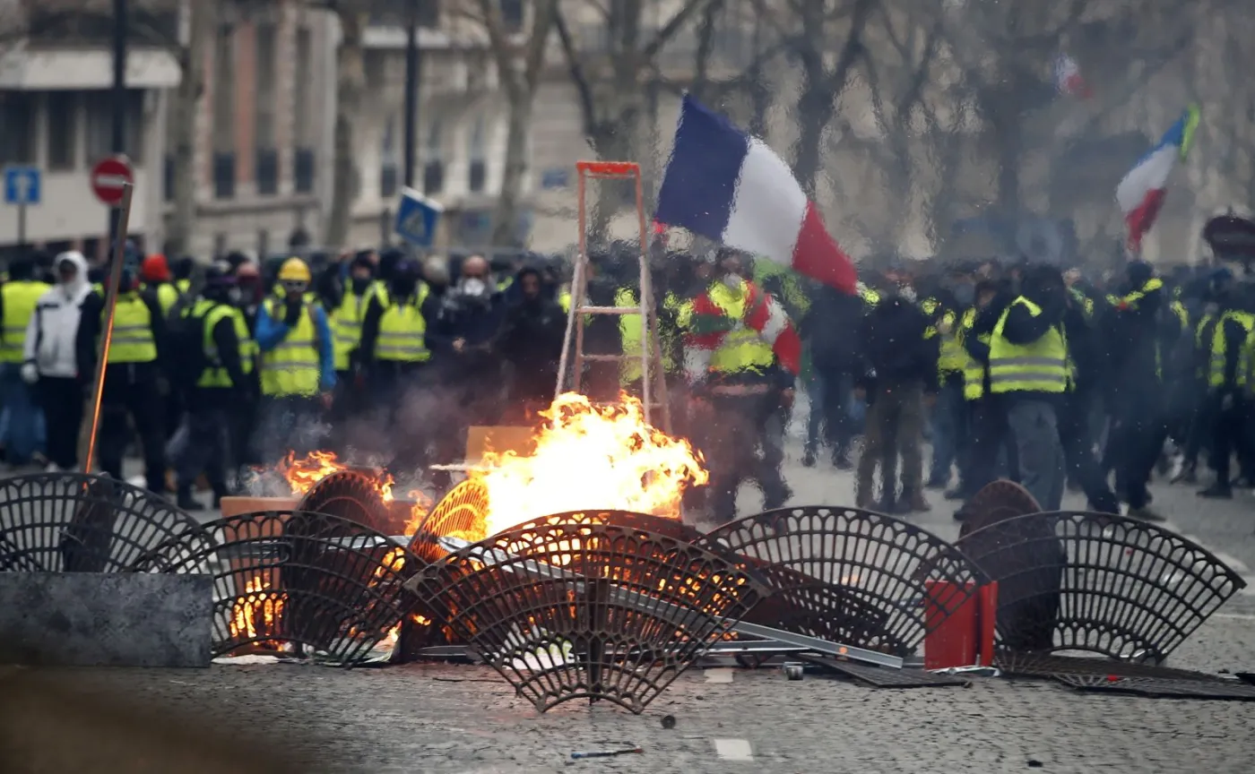 Protesty "żółtych kamizelek" w Paryżu
