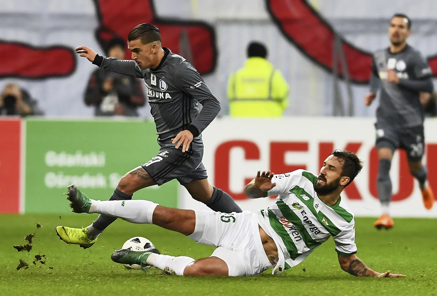 Piłkarz Lechii Gdańsk Błażej Augustyn (P) i Carlitos (L) z Legii Warszawa