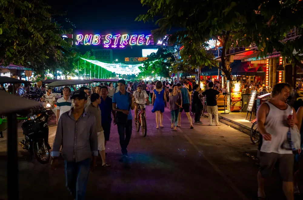 Weilu turystów przyjeżdża do Kambodży w poszukiwaniu zakazanego towaru
