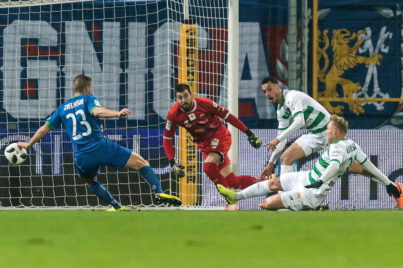 Piłkarz Miedzi Legnica Paweł Zieliński (L) oraz Joao Nunes (tył), Daniel Łukasik (P) i bramkarz Dusan Kuciak (C) z Lechii Gdańsk