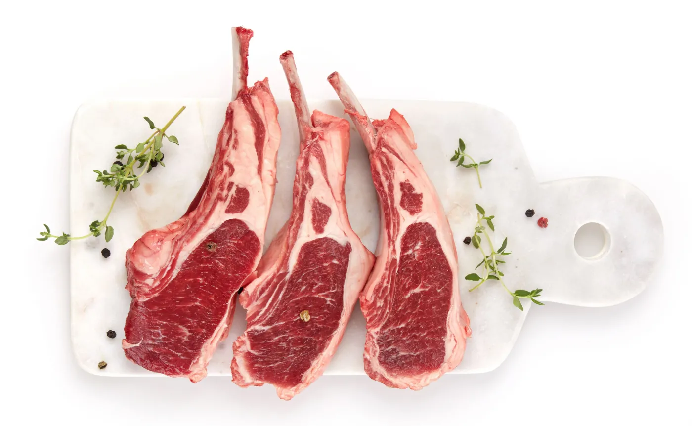 Mięso na desce do krojenia