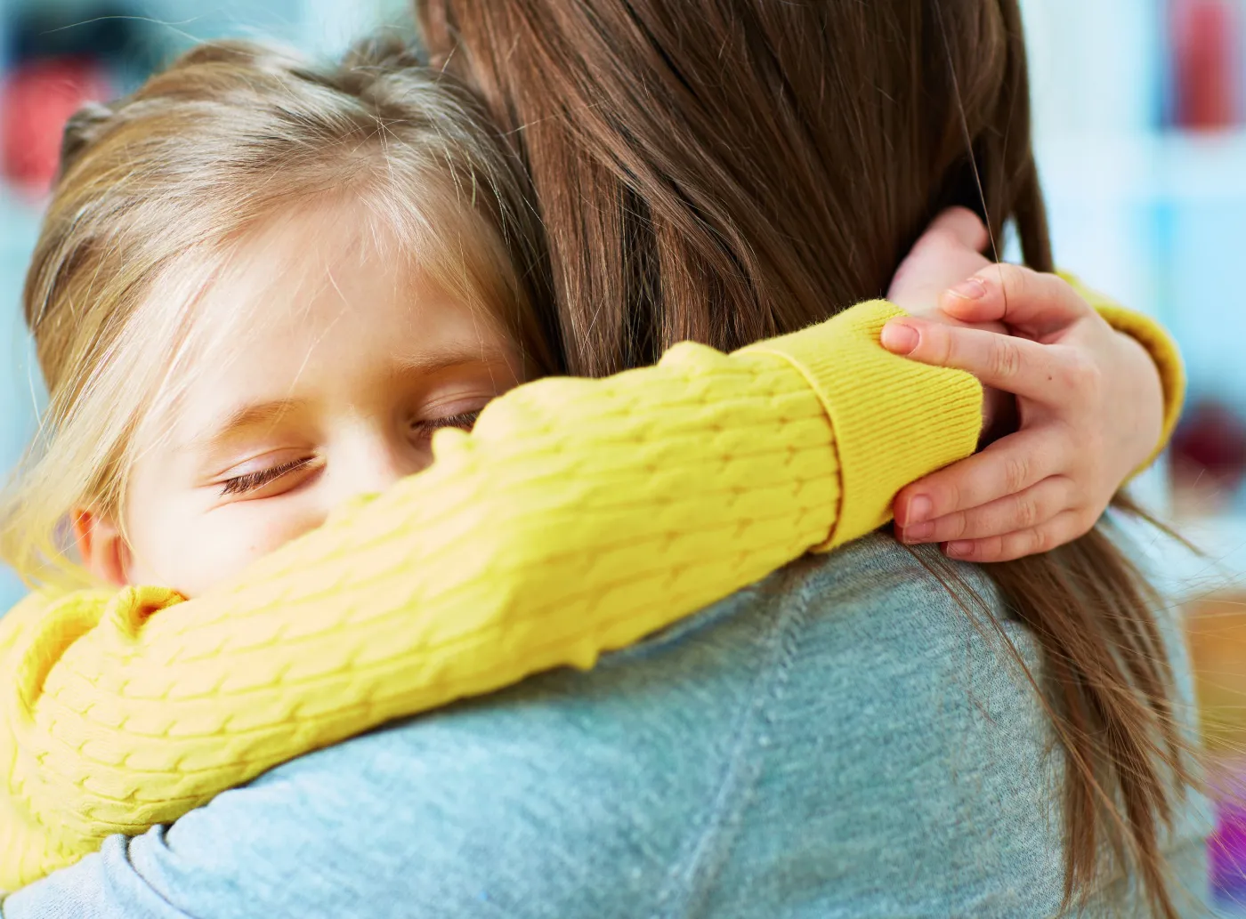 Dziecko przytula się do mamy