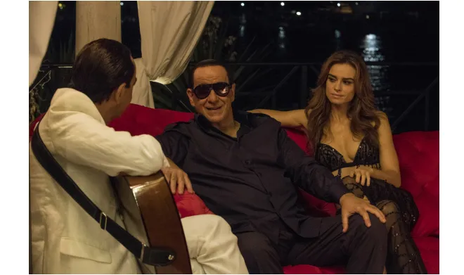 Tony Servillo (w środku) jako Silvio Berlusconi oraz Katarzyna Smutniak w filmie „Loro” 