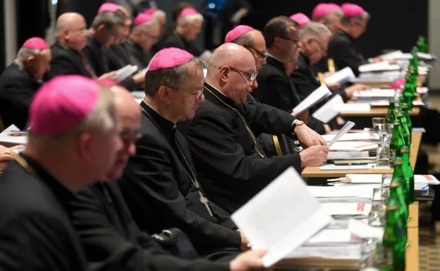 Niemiecki dziennik: Kościół w Polsce gromadzi dane o pedofilii, ale trzyma je pod kluczem. To szyderstwo z ofiar