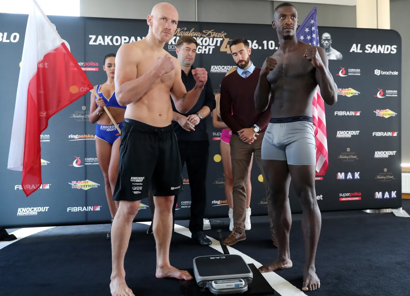 Krzysztof "Diablo" Włodarczyk (L) i Haitańczyk Alan Sands (P) pozują do zdjęcia podczas ceremonii ważenia w Zakopanem