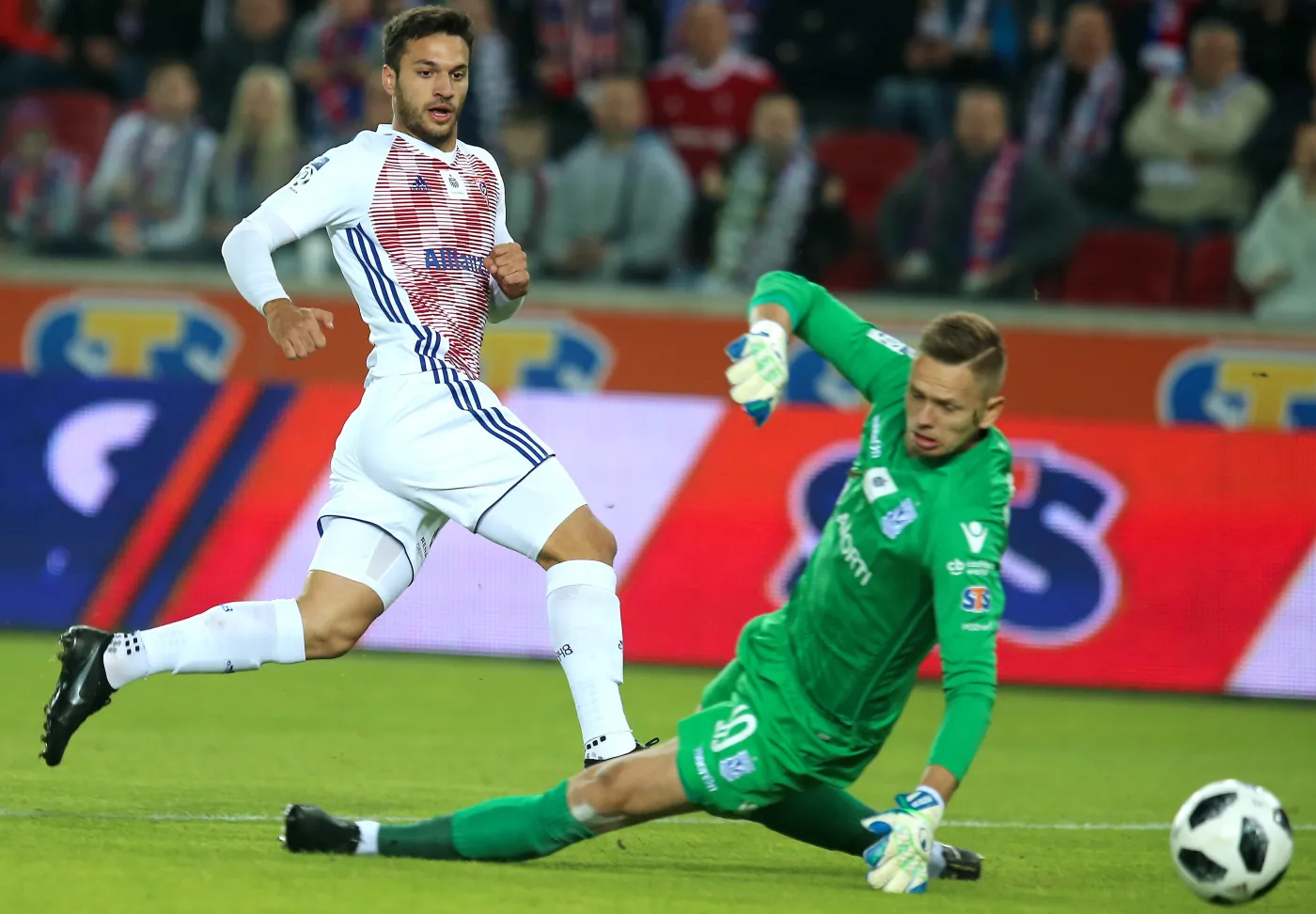 Piłkarz Górnika Zabrze Jesus Jimenez (L) i bramkarz Matus Putnocky (P) z Lecha Poznań
