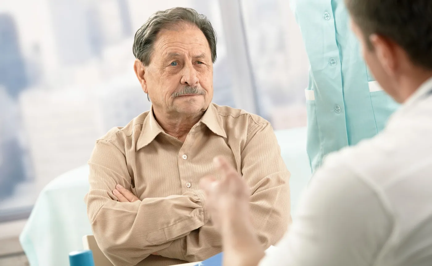 Starszy mężczyzna u lekarza