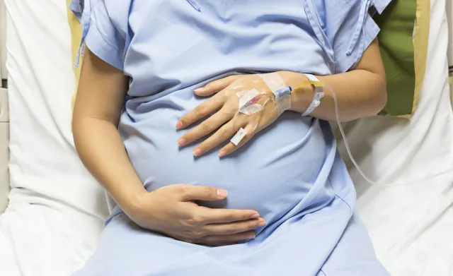 Jak nie przegapić raka w ciąży? Objawy bywają mylące