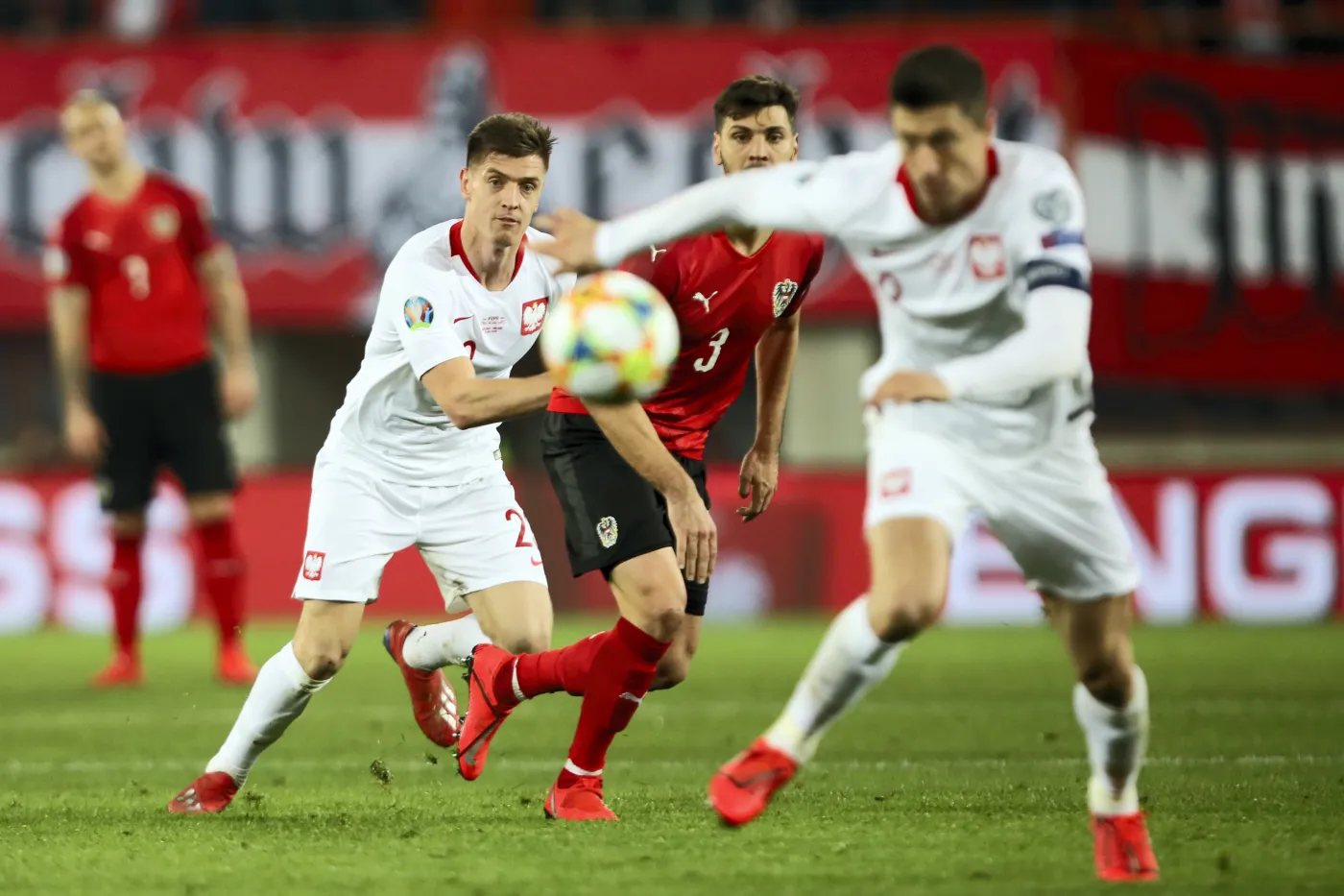Krzysztof Piątek (L) i Robert Lewandowski (P) oraz Aleksandar Dragovic (C)