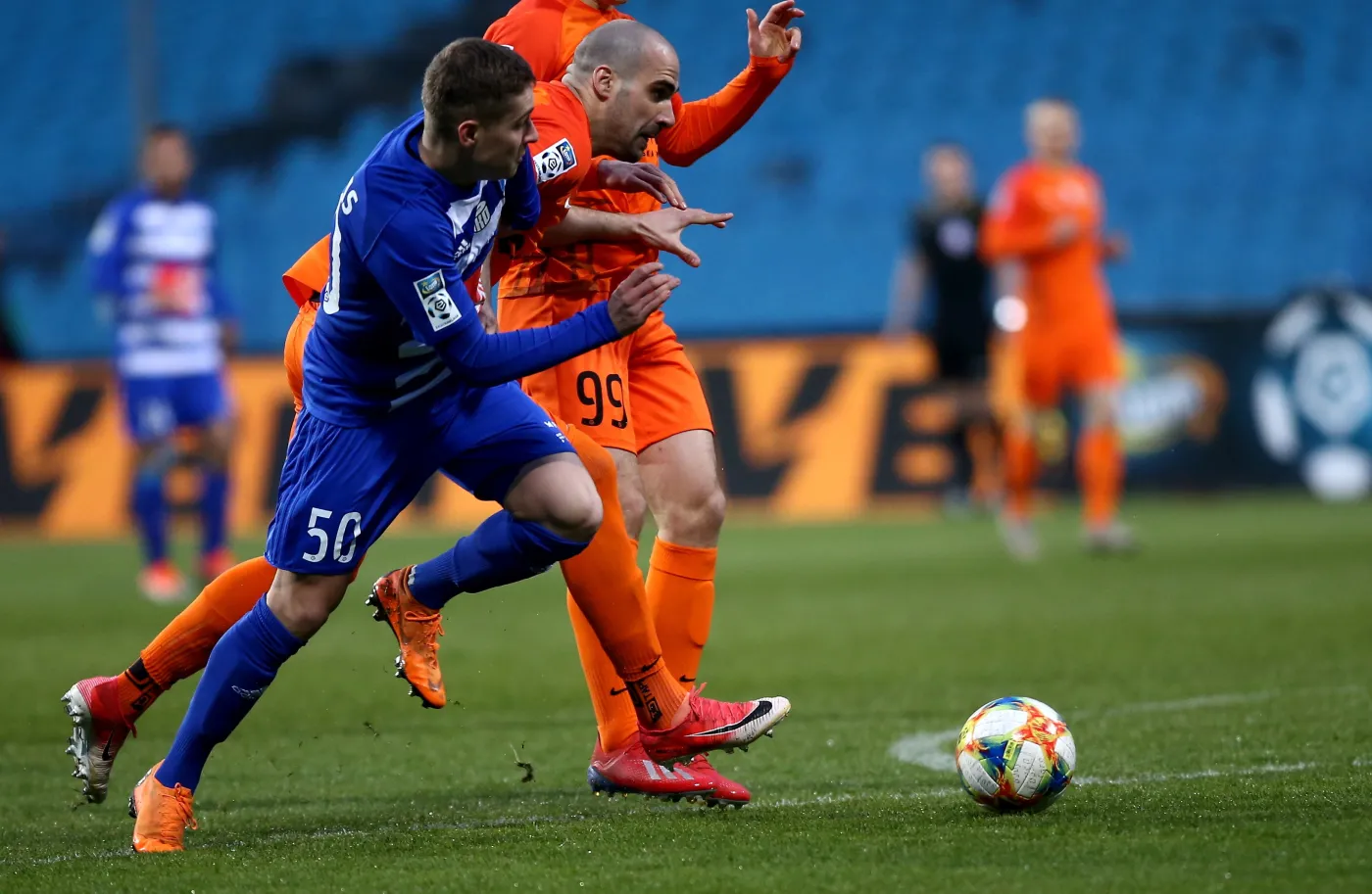 Piłkarz Wisły Płock Justinas Marazas (L) i Sasa Balić (P) z KGHM Zagłębie Lubin podczas meczu Ekstraklasy