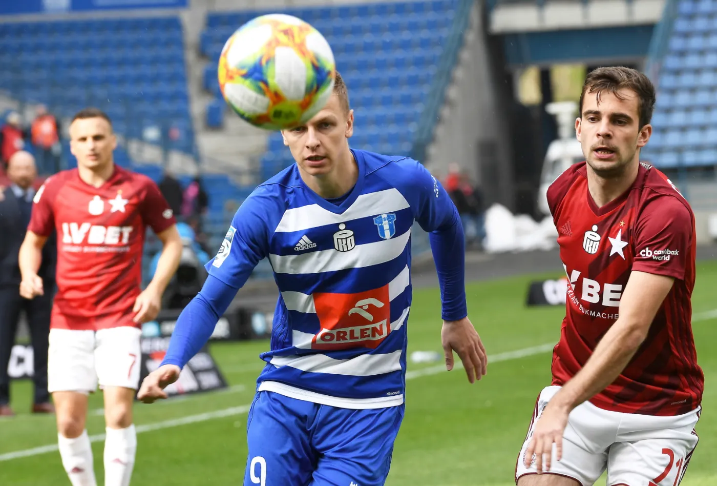 Zawodnik Wisły Kraków Marcin Grabowski (P) i Mateusz Szwoch (C) z Wisły Płock w meczu grupy spadkowej piłkarskiej Ekstraklasy