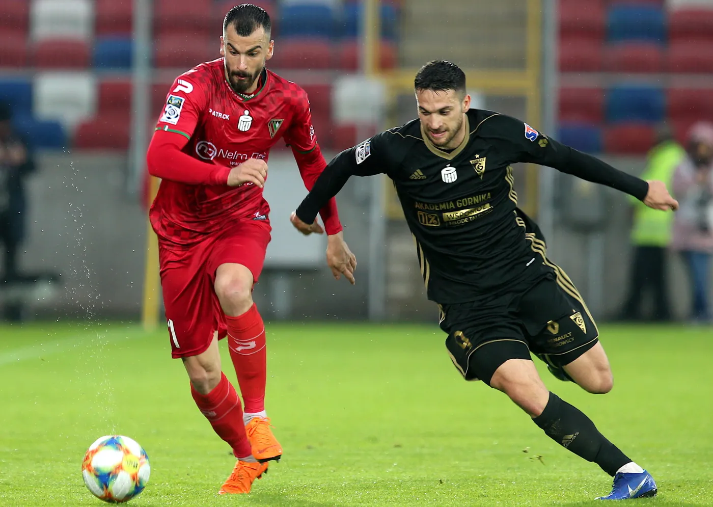 Piłkarz Górnika Zabrze Jesus Jimenez (P) i Giorgos Mygas (L) z Zagłębia Sosnowiec podczas meczu grupy spadkowej Ekstraklasy