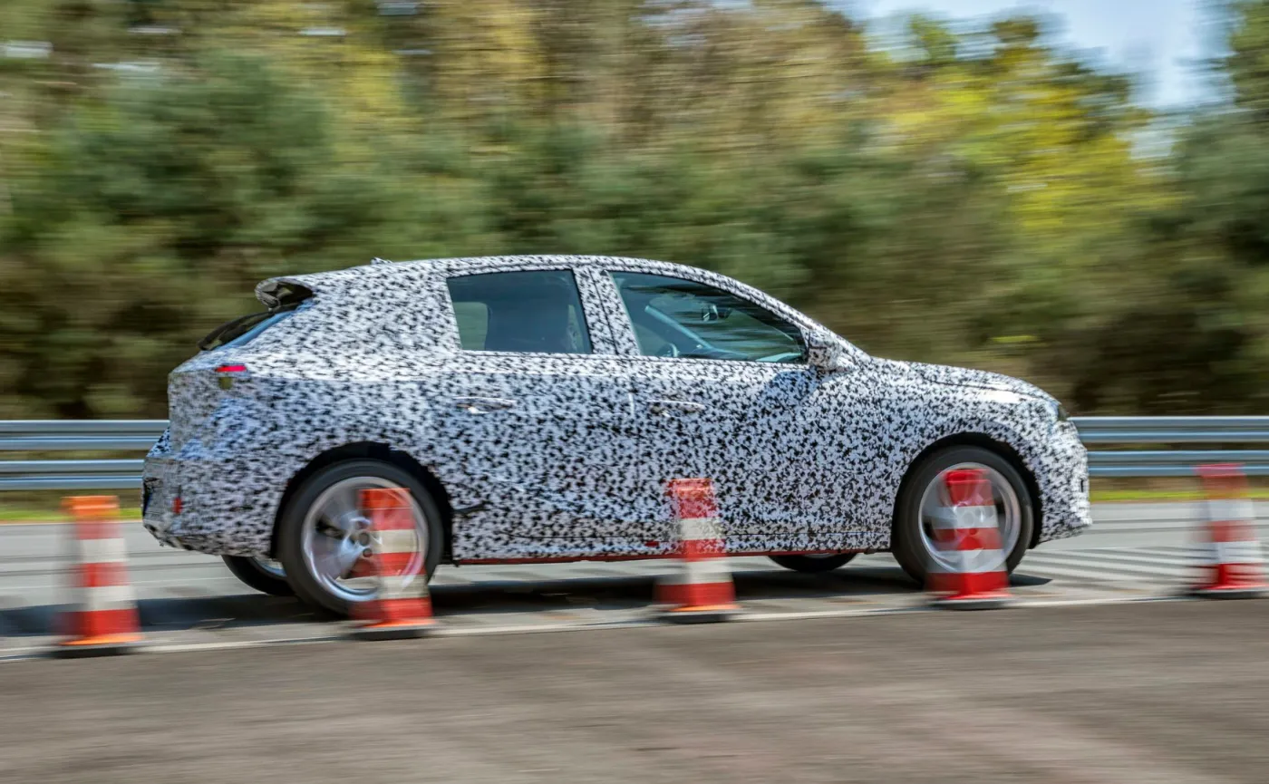 12293678-opel-corsa-camouflage-506631.jpg