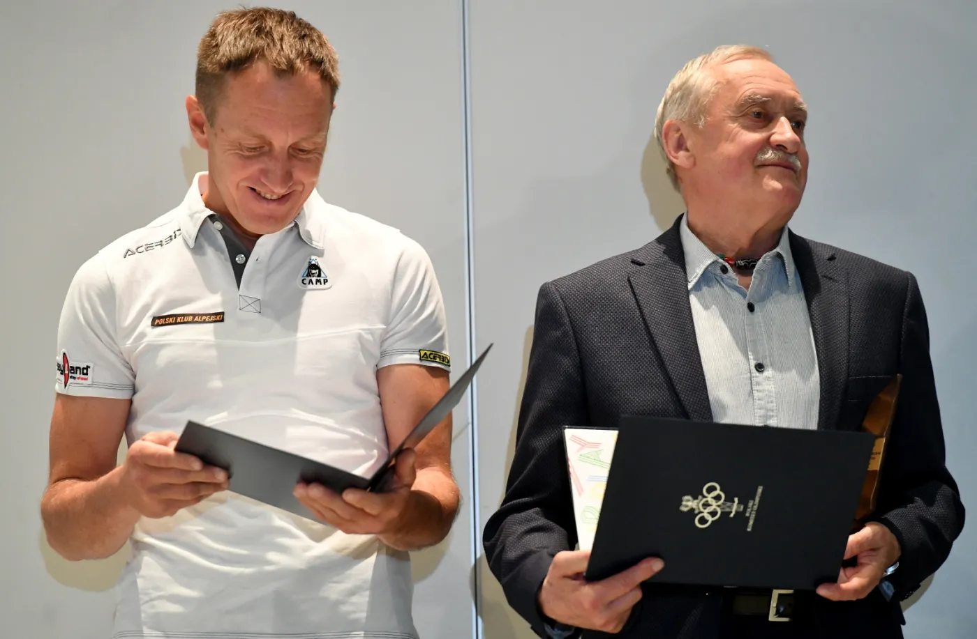 Krzysztof Wielicki (P) i Denis Urubko (L) podczas ceremonii wręczenia nagrody Fair Play PKOl
