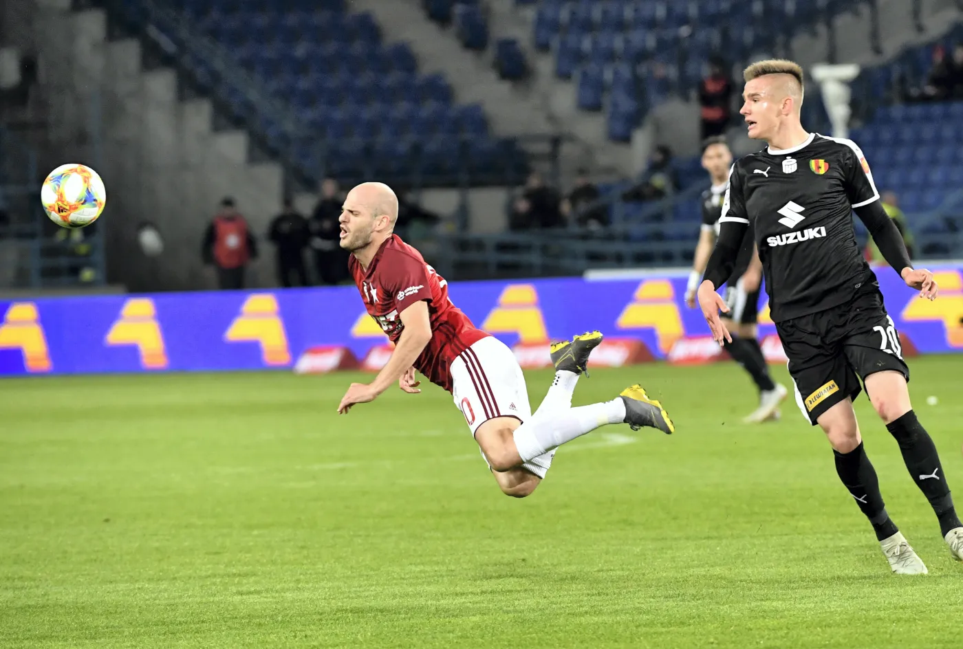 Piłkarz Wisły Kraków Vullnet Basha (L) i Oskar Sewerzyński (P) z Korony Kielce podczas meczu grupy spadkowej Ekstraklasy