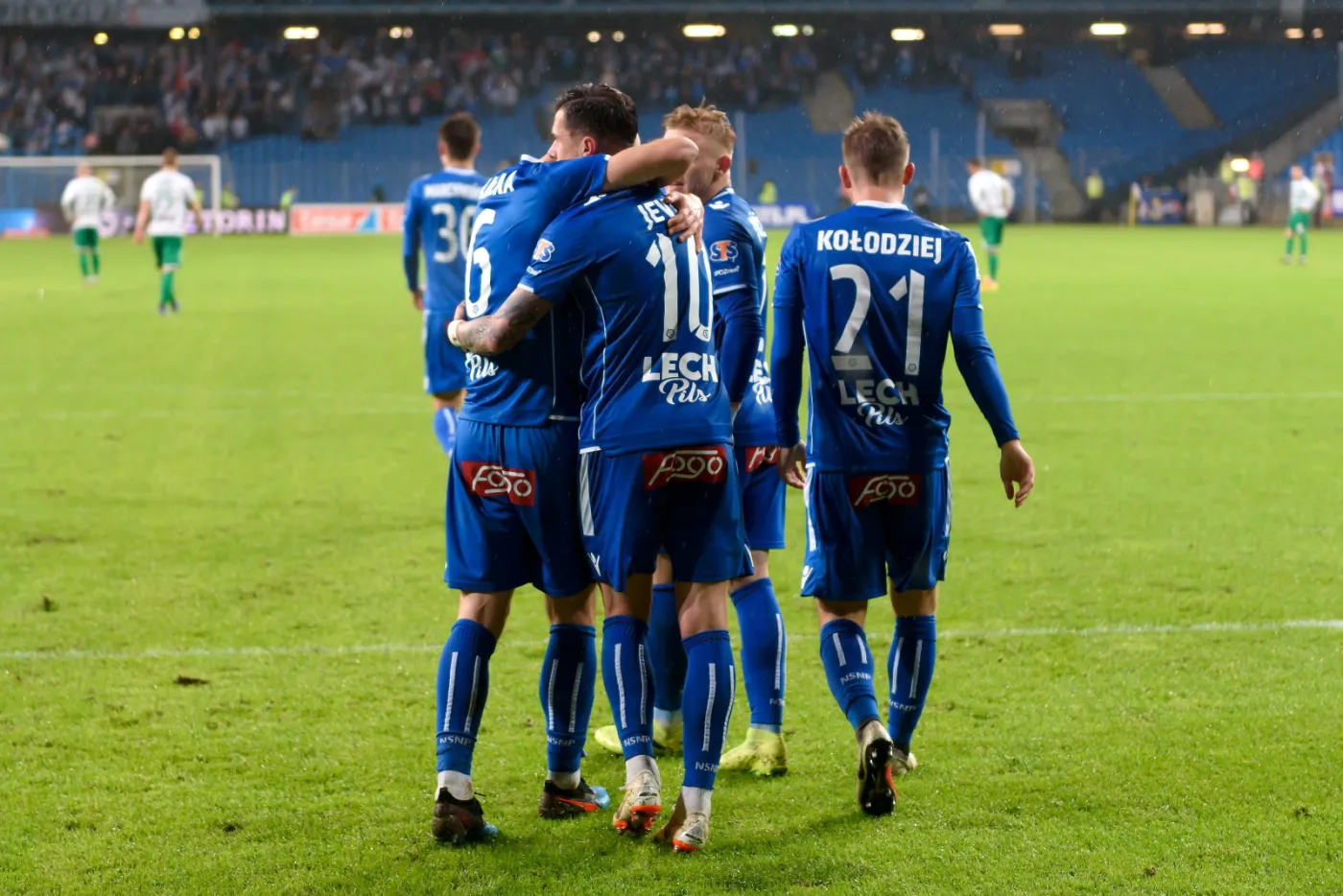 Piłkarze Lecha Poznań cieszą się z gola Darko Jevtica (C) podczas meczu grupy mistrzowskiej Ekstraklasy z Lechią Gdańsk