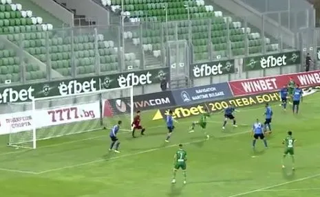 Jakub Świerczok strzela gola