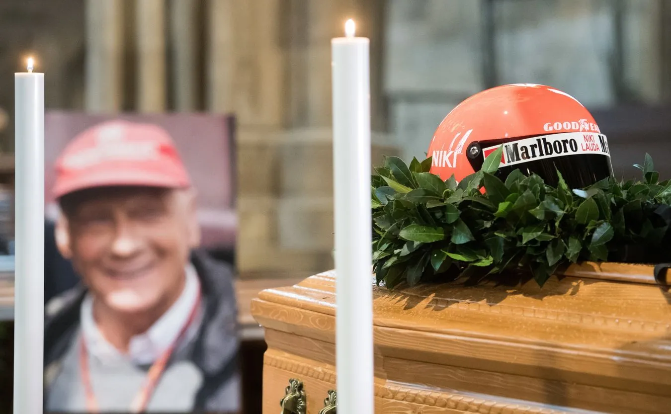 Pogrzeb Nikiego Laudy. Tysiące osób żegnały byłego mistrza świata Formuły 1[ZDJĘCIA]